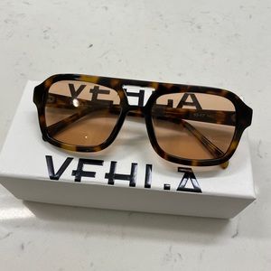 NWT Vehla Dixie Sunglasses